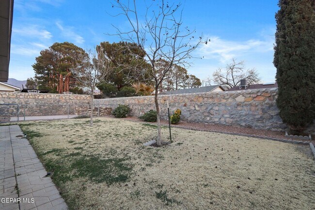 Building Photo - 832 Tepic Dr