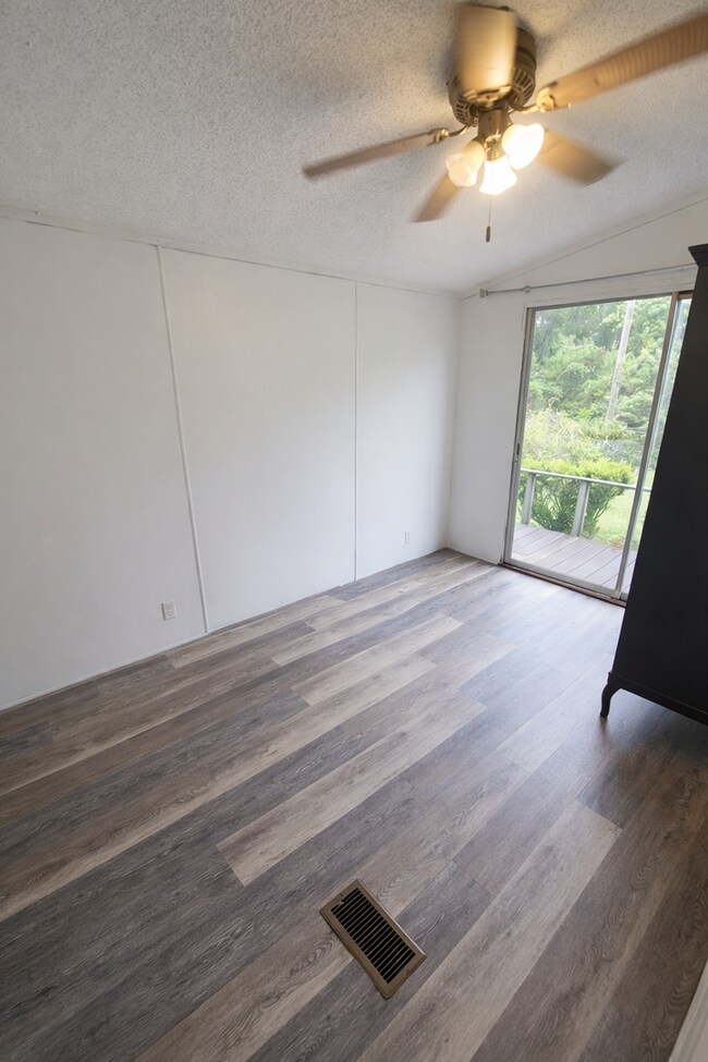 Building Photo - Charming 2BR / 2BA Home in Quiet Silver Springs Neighborhood