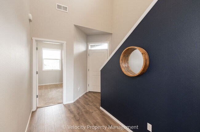 Building Photo - Beautiful 4 Bedroom Home in SE Bend with putting green!