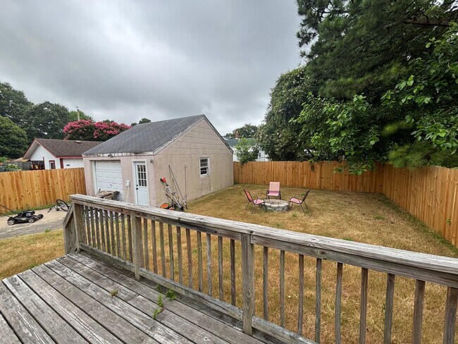 Building Photo - Charming 3 Bedroom 1 Bathroom Brick Ranch ...