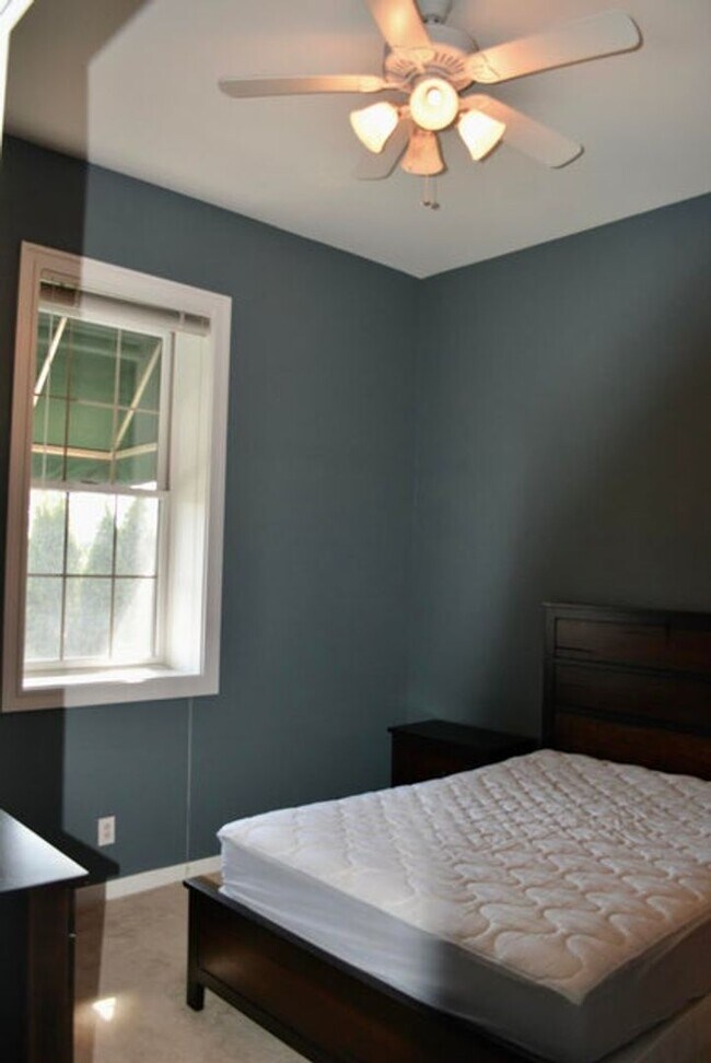 Building Photo - 3-bedroom, 2.5 bathroom partially furnished home in Saint Joseph
