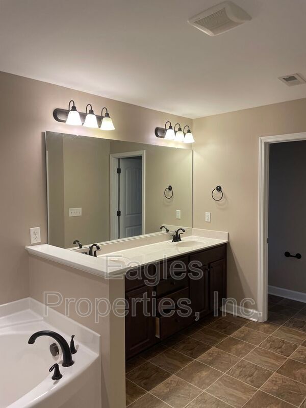 Building Photo - 103 Dartha Ct