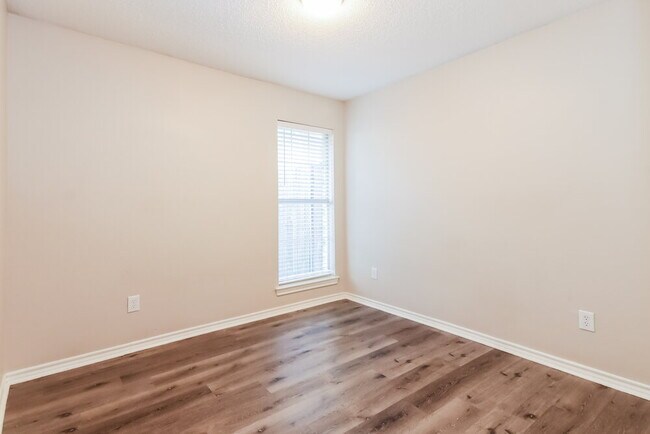 Building Photo - 138 Woodcreek Dr