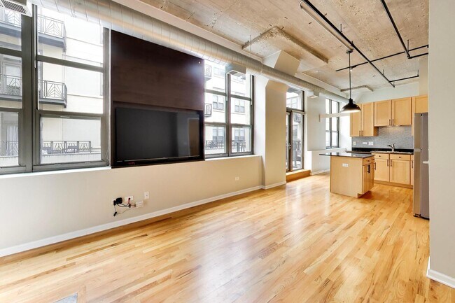 Building Photo - 758 N Larrabee St