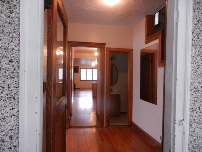 Entryway to kitchen and family room - 818 N 11th Ave