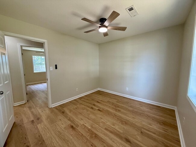 Building Photo - 3 Bedroom/2 Bathroom HOME FOR THE HOLIDAYS...