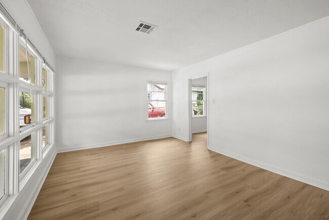 Building Photo - Charming 3 Bedroom, 2 Bathroom house