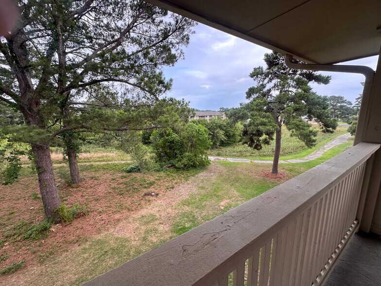 Building Photo - 4210 Pinehurst Cir