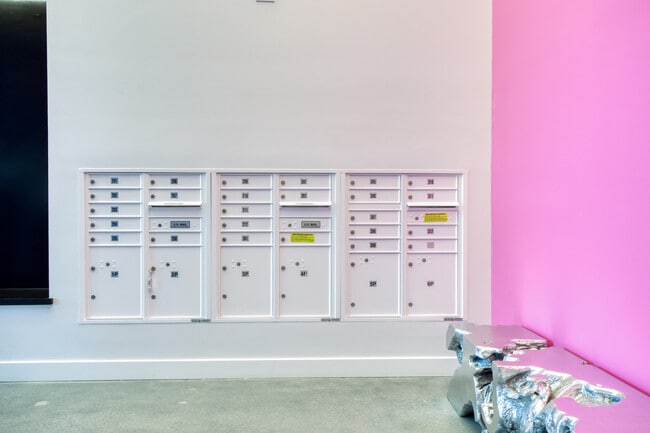 Building Photo - 700 N Spaulding Ave