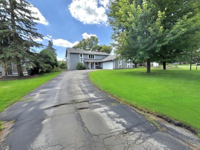 Building Photo - Entertainers dream in the heart of Eden Prairie! 3000+sf, updated, beautiful yard!!