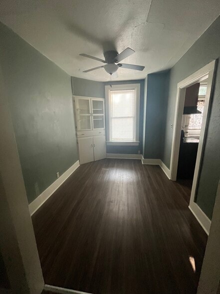 Dining room - 725 W 3rd St