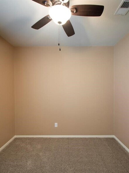 Building Photo - 417 Hackberry Dr