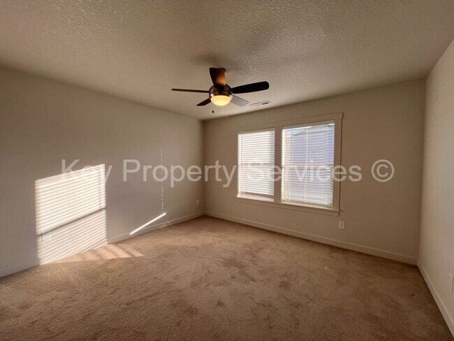 Building Photo - Woodland Townhome Just Minutes from i5