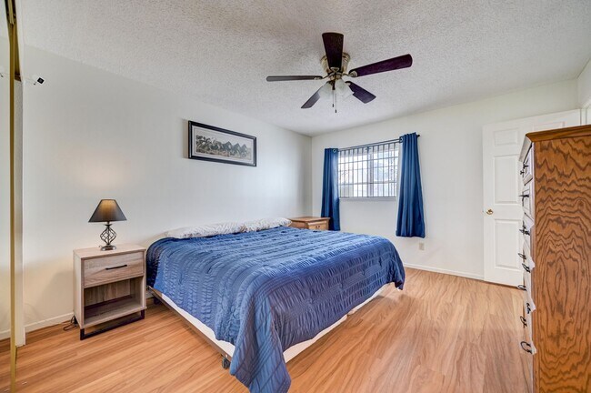 Building Photo - Move-In Ready Condo Near Summerlin!