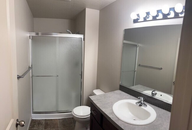 Building Photo - 1613