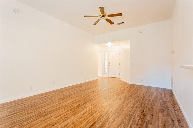 Building Photo - 109 Meadowside Dr