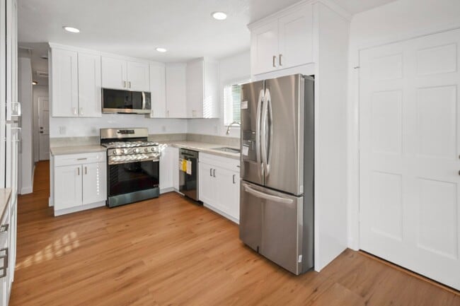 Building Photo - 3/2 Remodeled Home with Large Fenced Yard