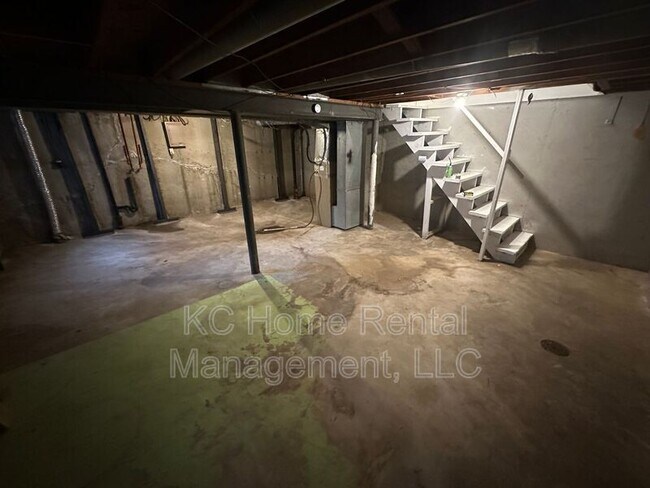 Building Photo - 222 N Oak Dr