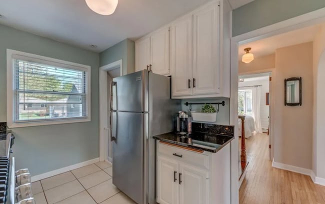 Building Photo - 747 Lovell Ave W