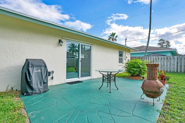 Building Photo - 3736 Coelebs Ave