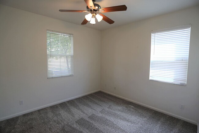 Building Photo - Spacious family home