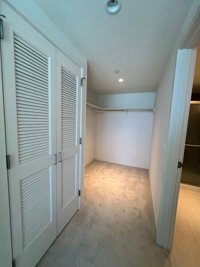 Building Photo - Furnished 2 bedroom, 2 bath 2 parking at The Collection!