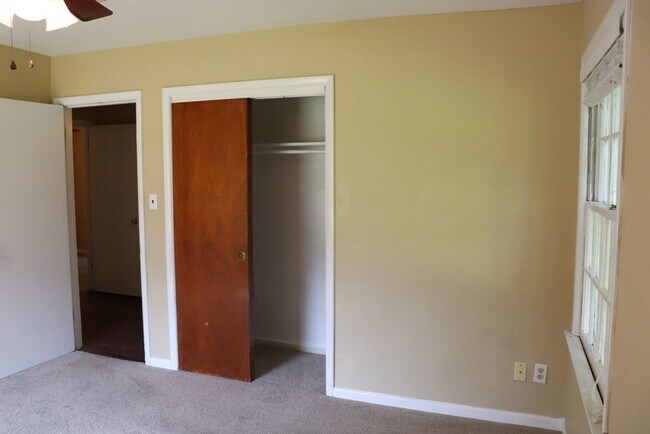 Building Photo - Charming 3-Bedroom + BONUS SUNROOM