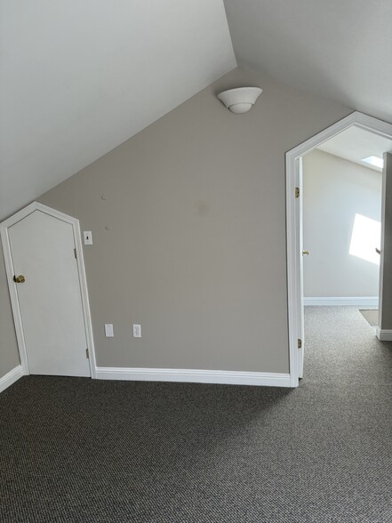 upstairs b 2 - 4 closet - 21744 Almaden Rd