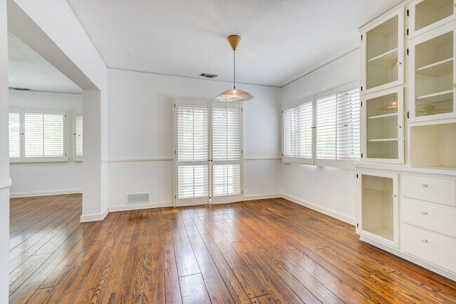 Building Photo - 556 Radcliffe Ave