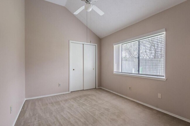 Building Photo - 10418 N Pagewick