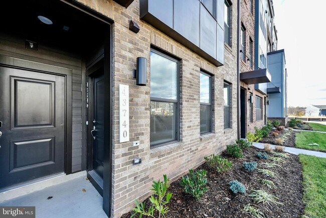 Primary Photo - 43740 Transit Sq