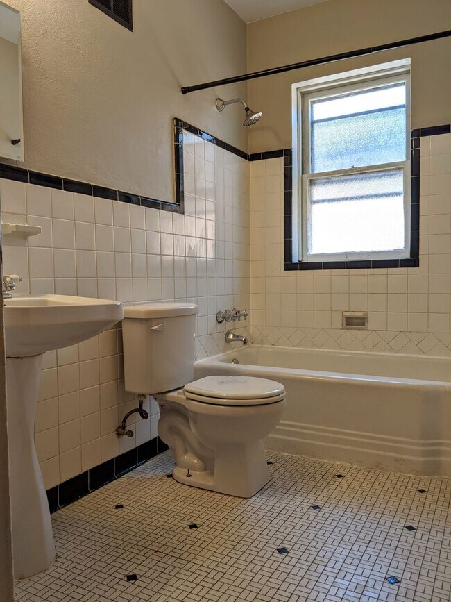 Building Photo - Tower Grove South - True 1 bedroom. Historic Charm