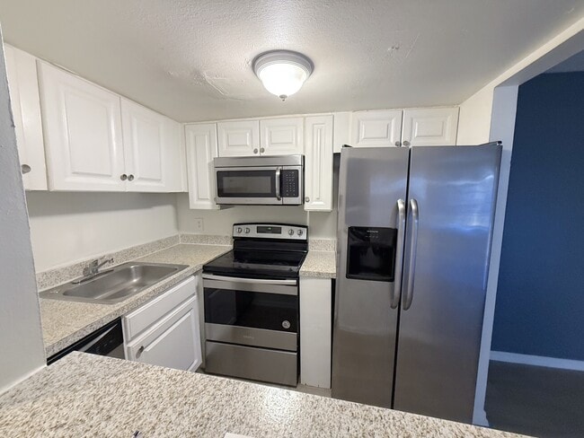 Building Photo - 2527 N Alafaya Trail