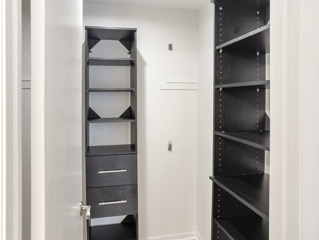 Building Photo - 3320 Lakewood Ct