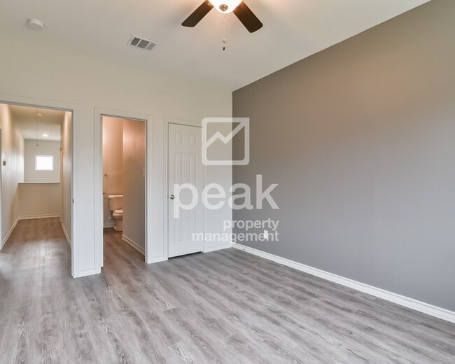 Building Photo - $1599! 3Bed/2.5Bath Fort Worth Duplex! Free application through 8/10! See information in descript...