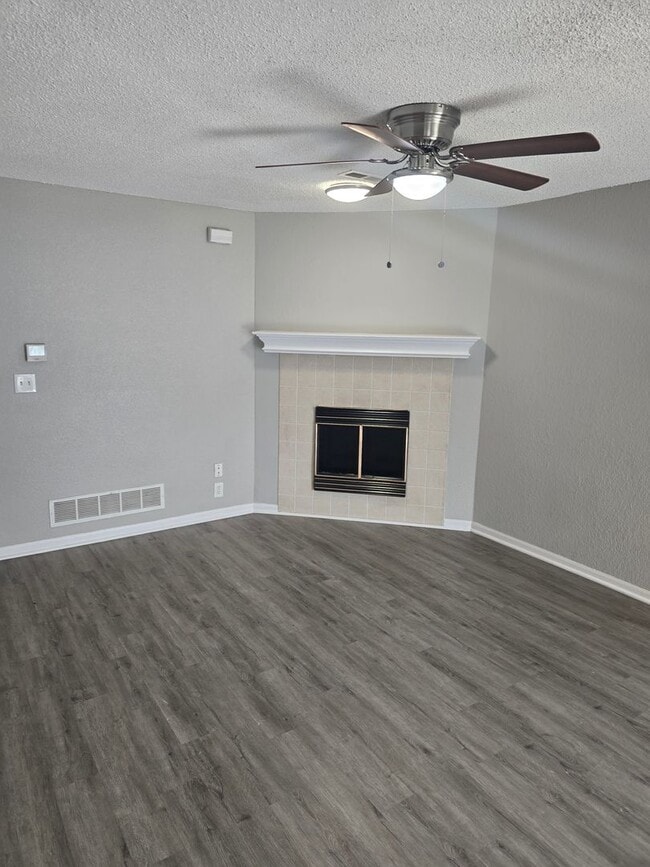 Building Photo - Renovated Duplex for rent