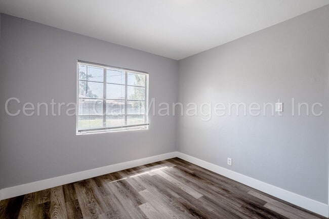 Building Photo - 3 Bedroom/1 Bath Home - $1895 Per Month! M...