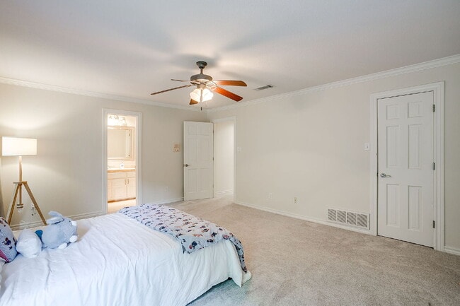 Building Photo - Private 4 Bedroom Retreat for Lease