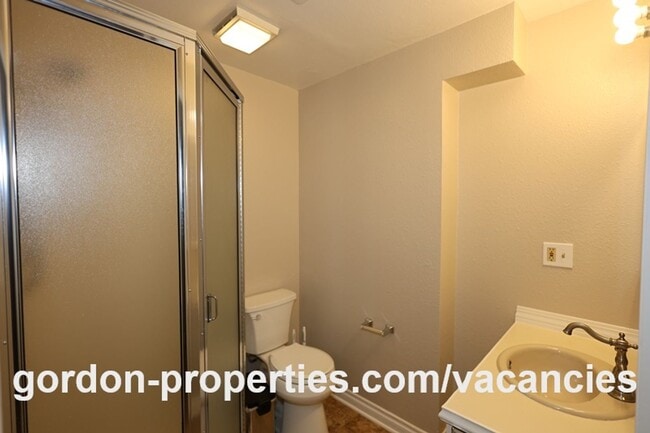 Building Photo - NE 22nd Ct - Gresham 4 bedroom split level home