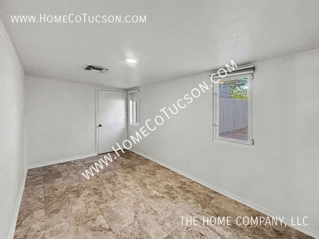 Building Photo - 713 N Erin Ave