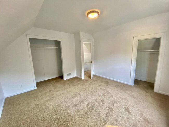 Building Photo - Four Bedroom, Two Full Bathroom - Steps to...