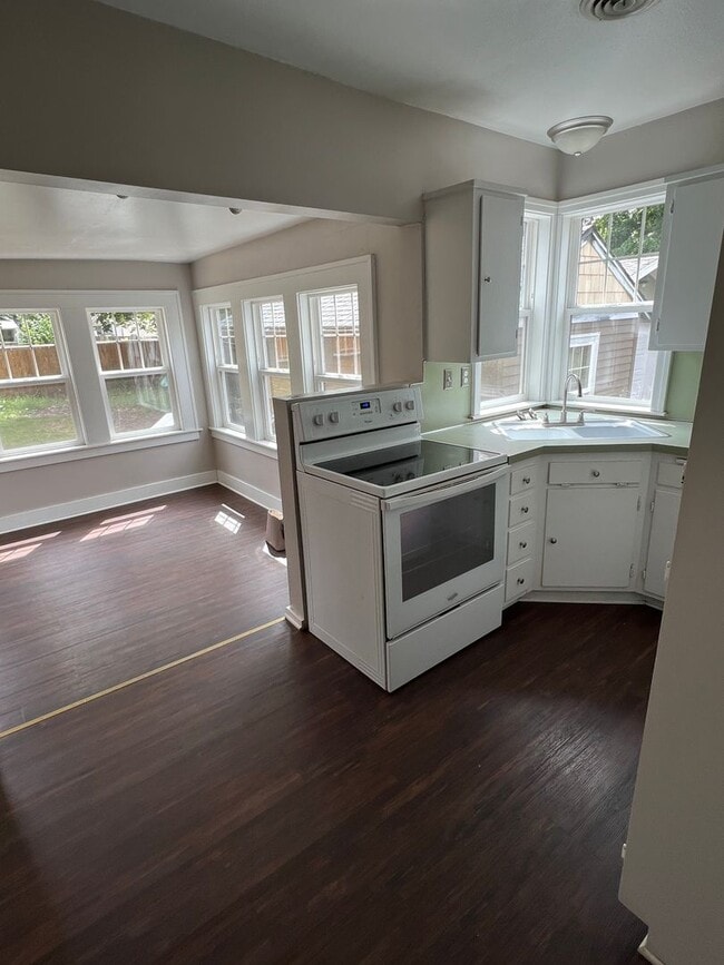 Building Photo - 4 Bed, 1 Bath, Large fenced yard, Shop, En...