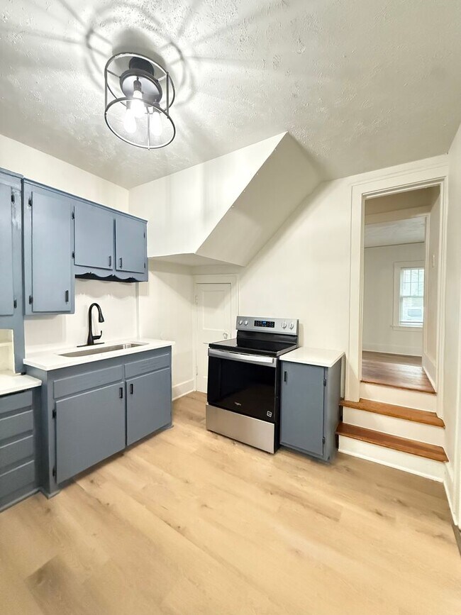 Building Photo - Available Now! Midtown 4 Bedroom Townhome