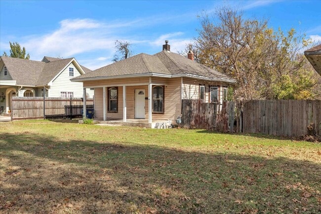 Primary Photo - 913 S Hoff Ave