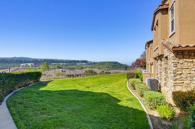 Building Photo - Single Level Condo - 2 Bedroom + Den With Views in Sabre Springs