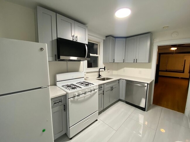 Building Photo - Newly updated 2 bedroom 1 bath Apartment for rent in Braddock!