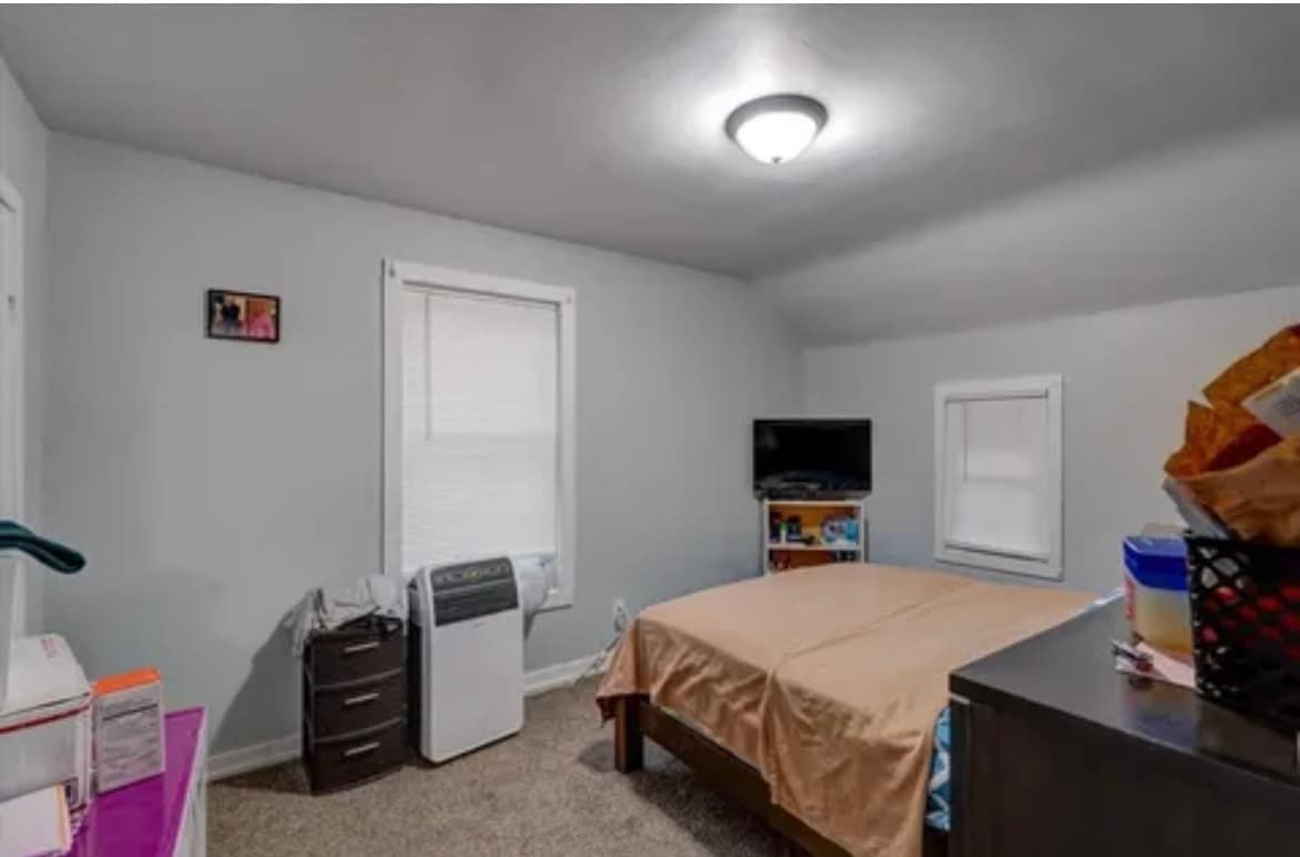 Bedroom - 212 E Howard St