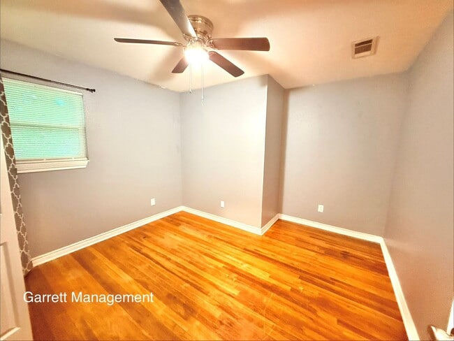 Building Photo - Spacious 5 Bedroom, 3 bath