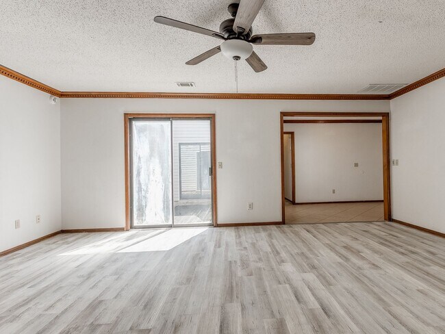 Building Photo - 3 Bed 2 bath!
