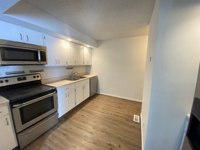 Building Photo - 907 Laura Dr